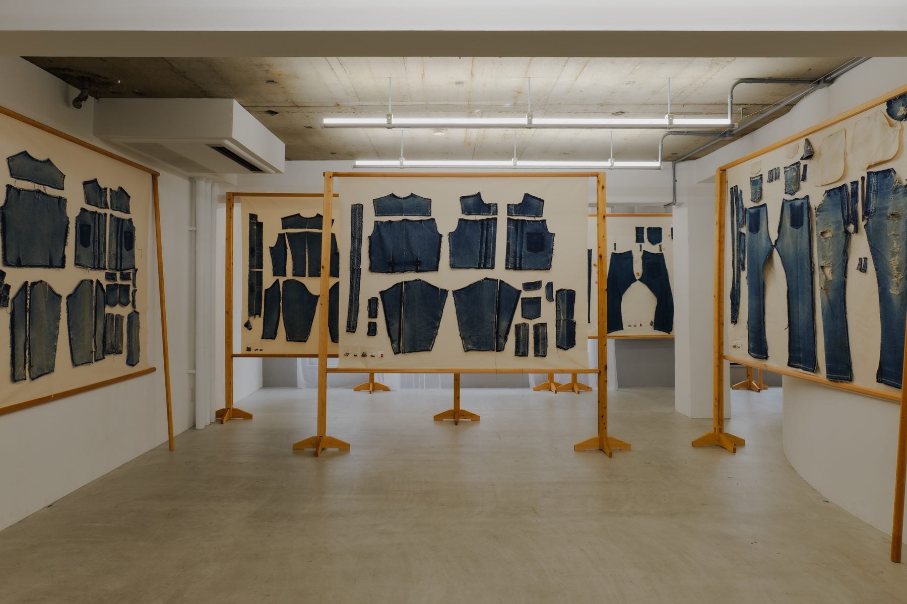 展示：服ヲ掘ル